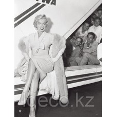 SAM  SCHULMAN  Marilyn Monroe in Airport 60х80